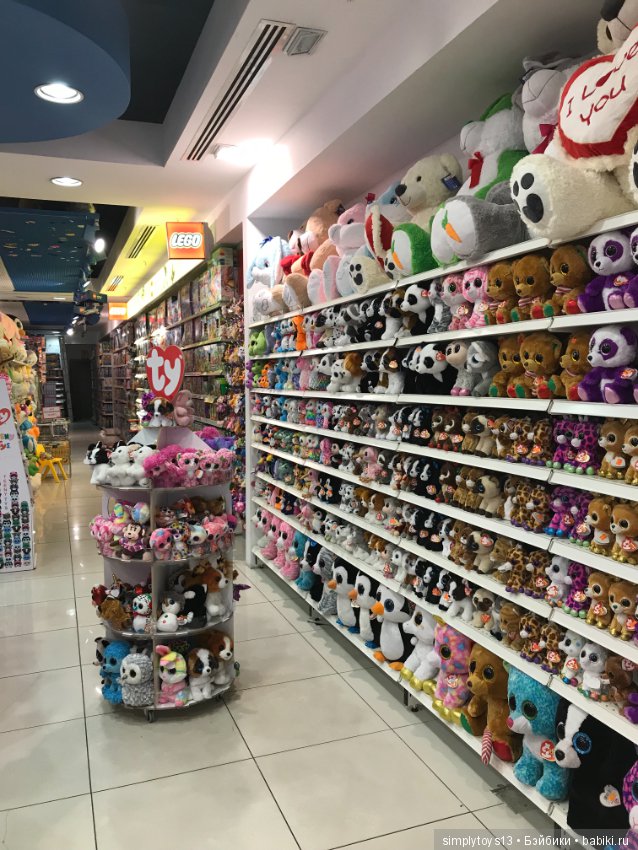 Полочки в небольшом магазине игрушек Стамбула (фото 3)