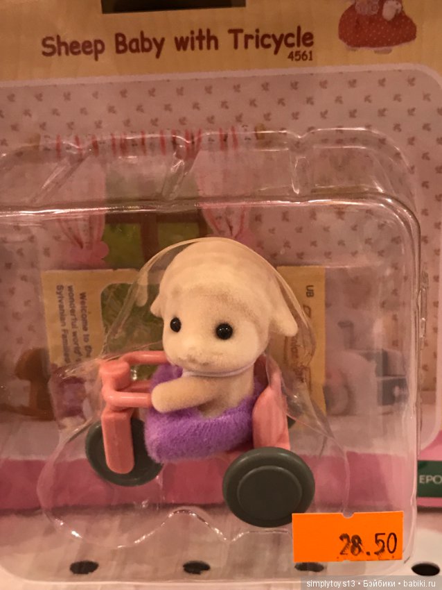 Полочки в небольшом магазине игрушек Стамбула