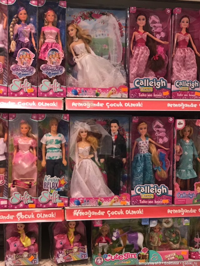 Полочки в небольшом магазине игрушек Стамбула