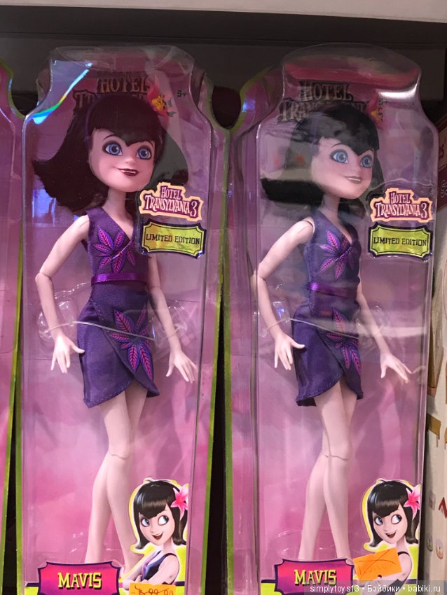 Полочки в небольшом магазине игрушек Стамбула