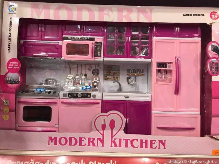 Полочки в небольшом магазине игрушек Стамбула