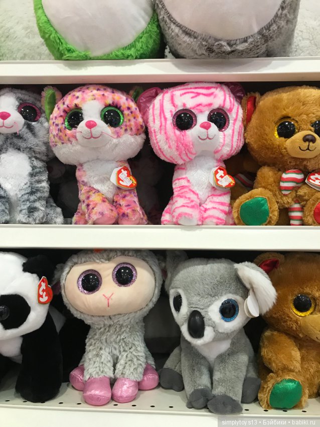 Полочки в небольшом магазине игрушек Стамбула (фото 4)