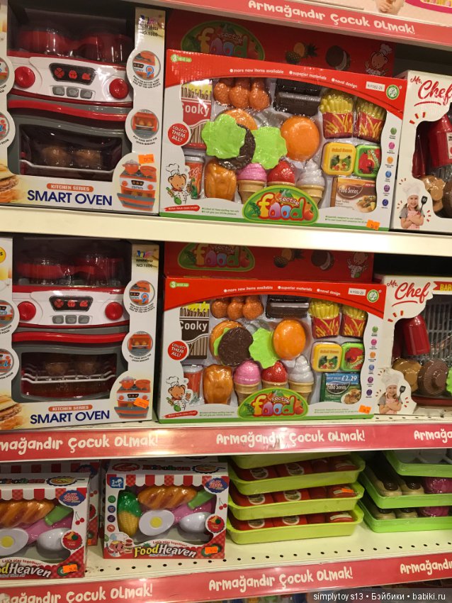 Полочки в небольшом магазине игрушек Стамбула