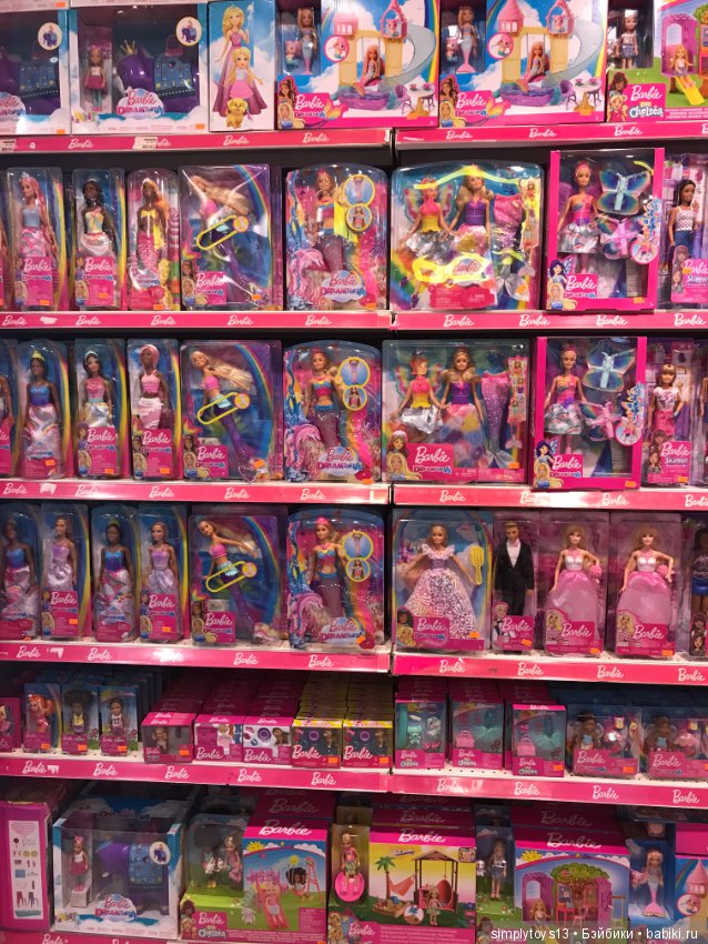 Полочки в небольшом магазине игрушек Стамбула (фото 7)