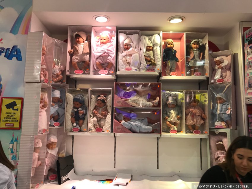 Полочки в небольшом магазине игрушек Стамбула