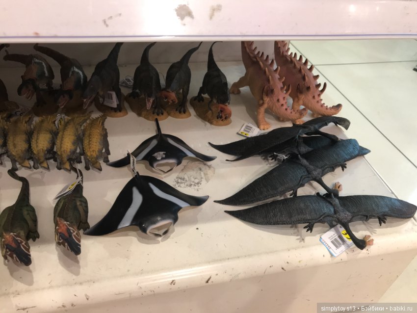 Полочки в небольшом магазине игрушек Стамбула