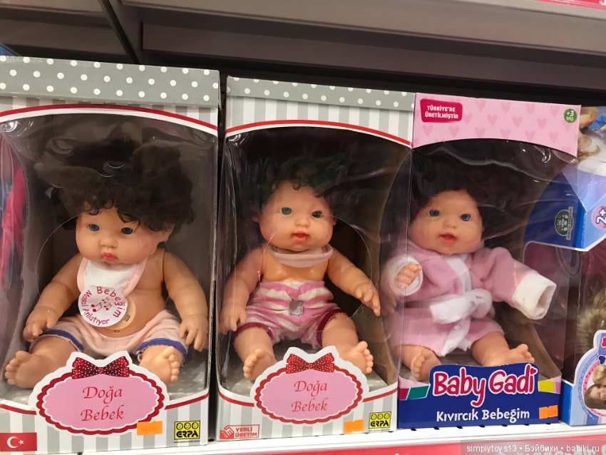 Полочки в небольшом магазине игрушек Стамбула