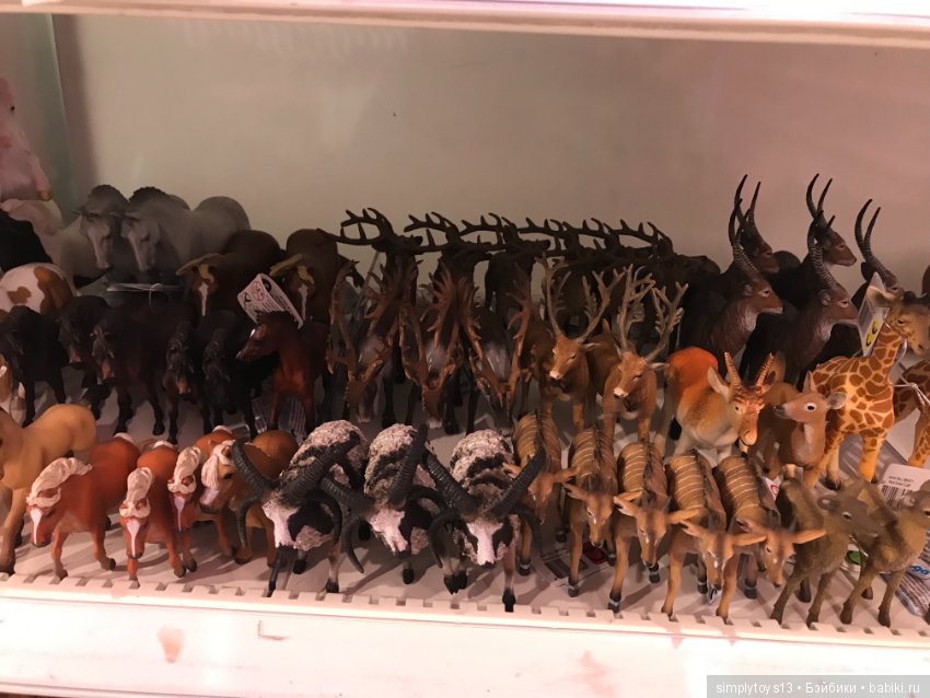 Полочки в небольшом магазине игрушек Стамбула