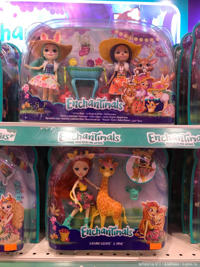 Полочки в небольшом магазине игрушек Стамбула