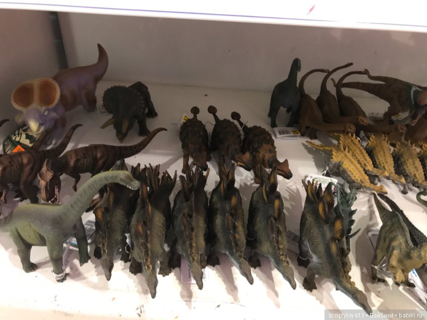 Полочки в небольшом магазине игрушек Стамбула