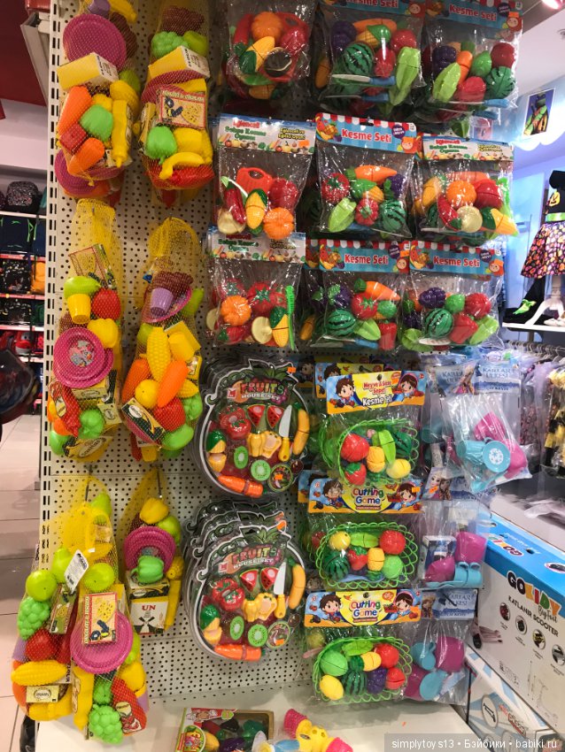 Полочки в небольшом магазине игрушек Стамбула