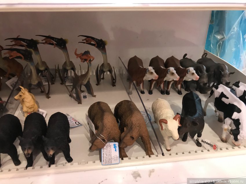 Полочки в небольшом магазине игрушек Стамбула