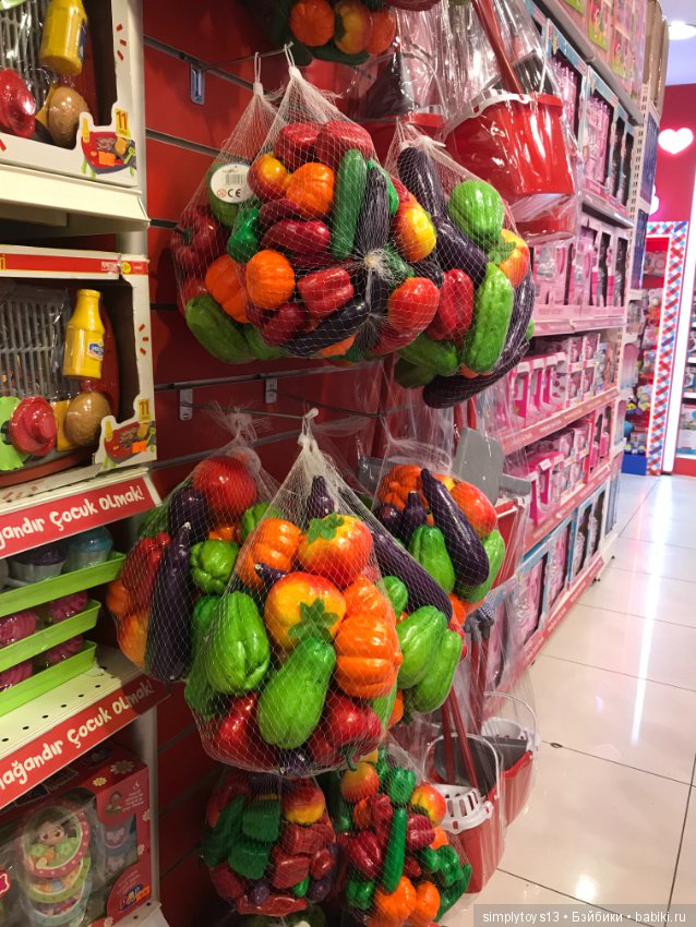 Полочки в небольшом магазине игрушек Стамбула