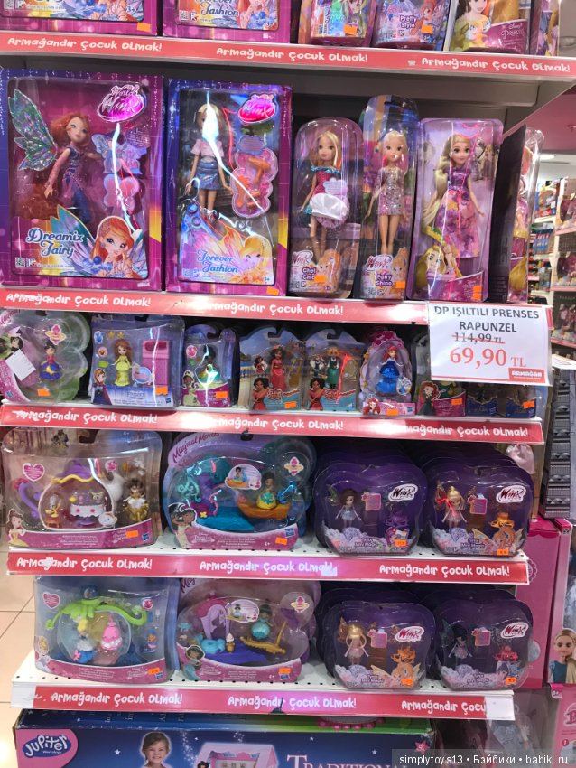 Полочки в небольшом магазине игрушек Стамбула