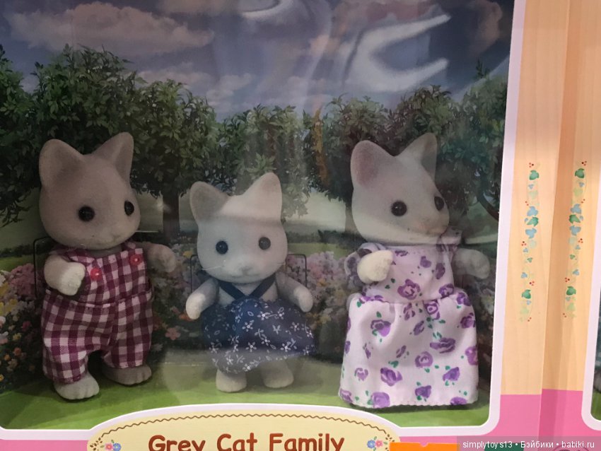 Полочки в небольшом магазине игрушек Стамбула