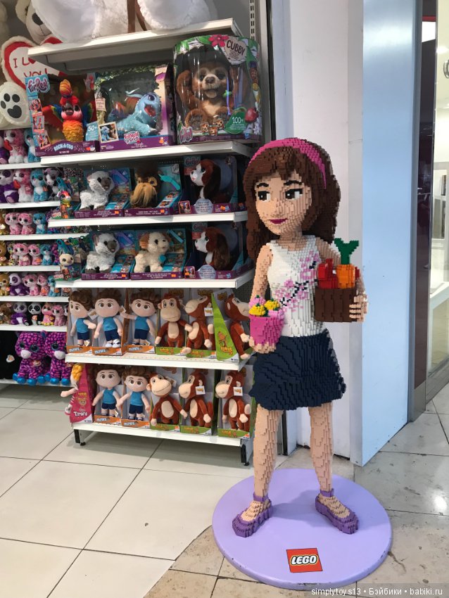 Полочки в небольшом магазине игрушек Стамбула