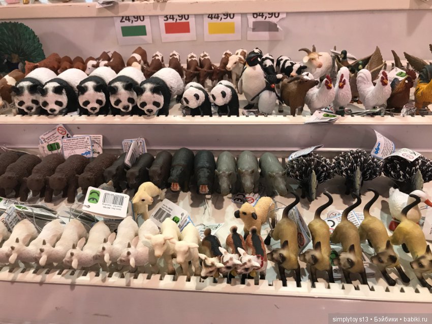 Полочки в небольшом магазине игрушек Стамбула