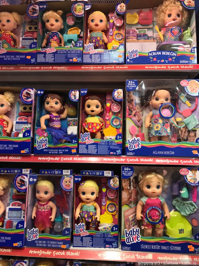 Полочки в небольшом магазине игрушек Стамбула