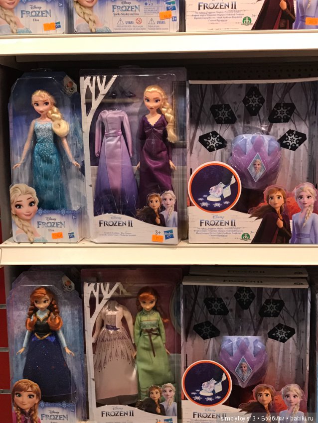 Полочки в небольшом магазине игрушек Стамбула