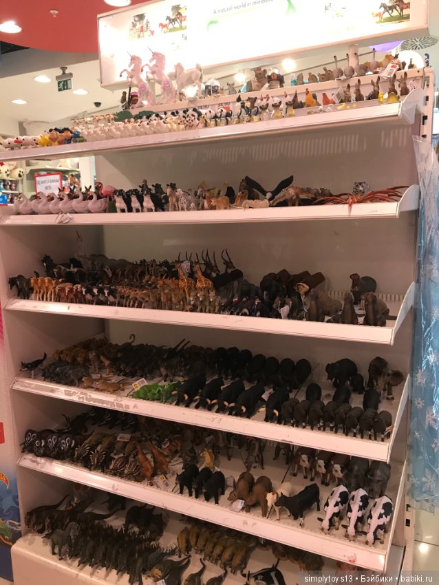 Полочки в небольшом магазине игрушек Стамбула