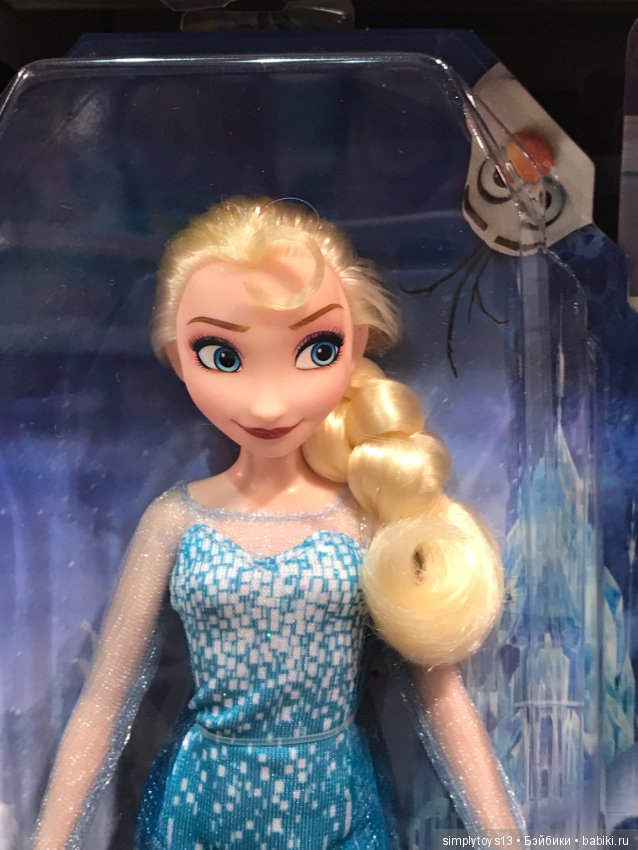 Полочки в небольшом магазине игрушек Стамбула