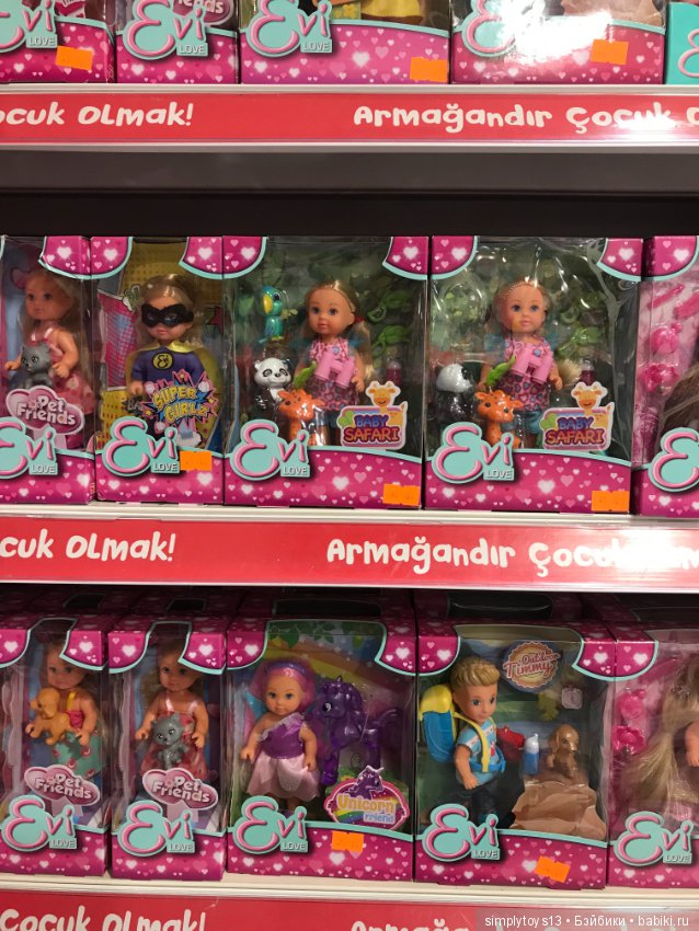 Полочки в небольшом магазине игрушек Стамбула