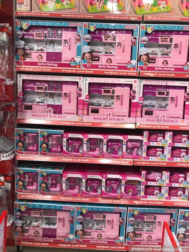 Полочки в небольшом магазине игрушек Стамбула