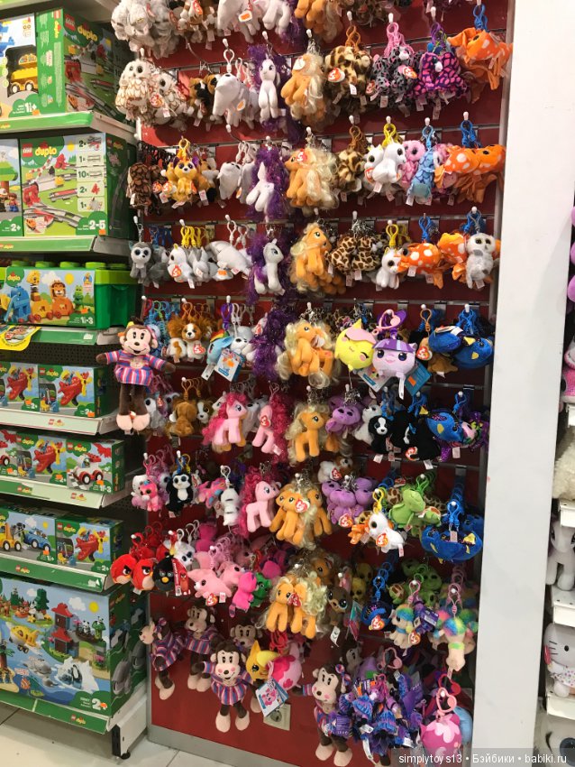 Полочки в небольшом магазине игрушек Стамбула (фото 6)