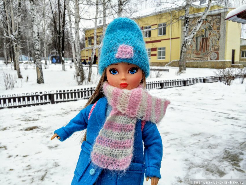 Алёнка гуляет по свежему снегу