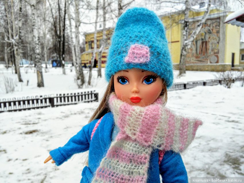 Алёнка гуляет по свежему снегу