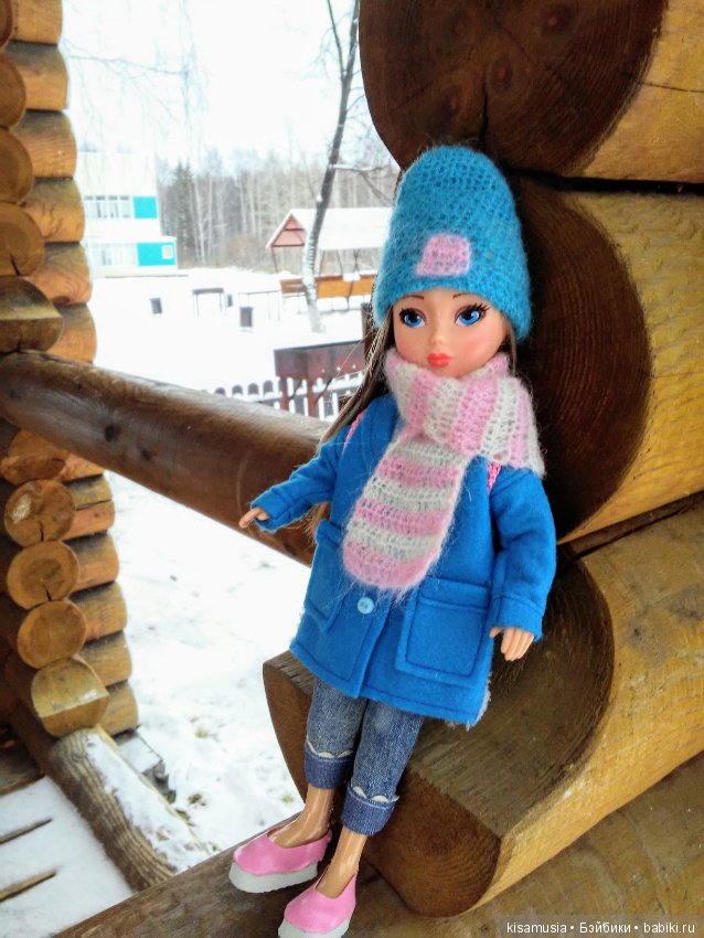 Алёнка гуляет по свежему снегу