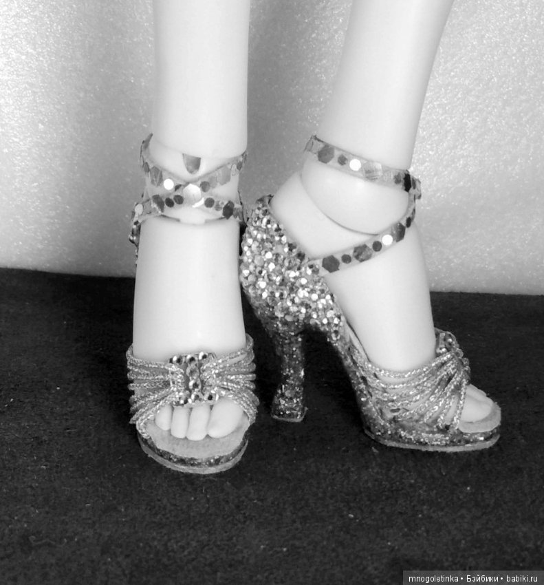 Сверкающие босоножки на стройной ножке