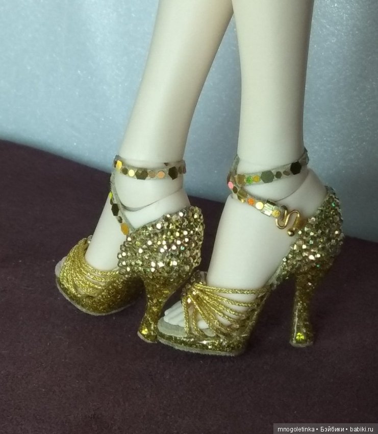 Сверкающие босоножки на стройной ножке (фото 4)