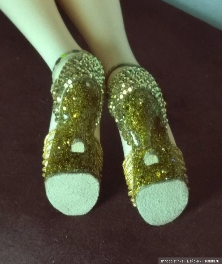 Сверкающие босоножки на стройной ножке (фото 6)