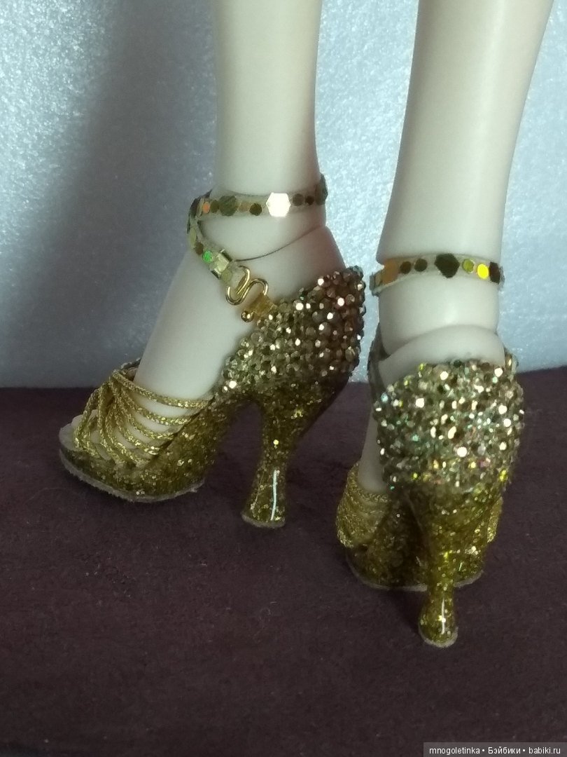 Сверкающие босоножки на стройной ножке (фото 3)
