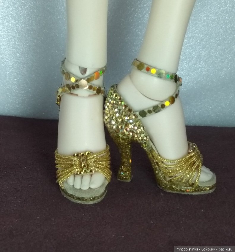 Сверкающие босоножки на стройной ножке (фото 5)