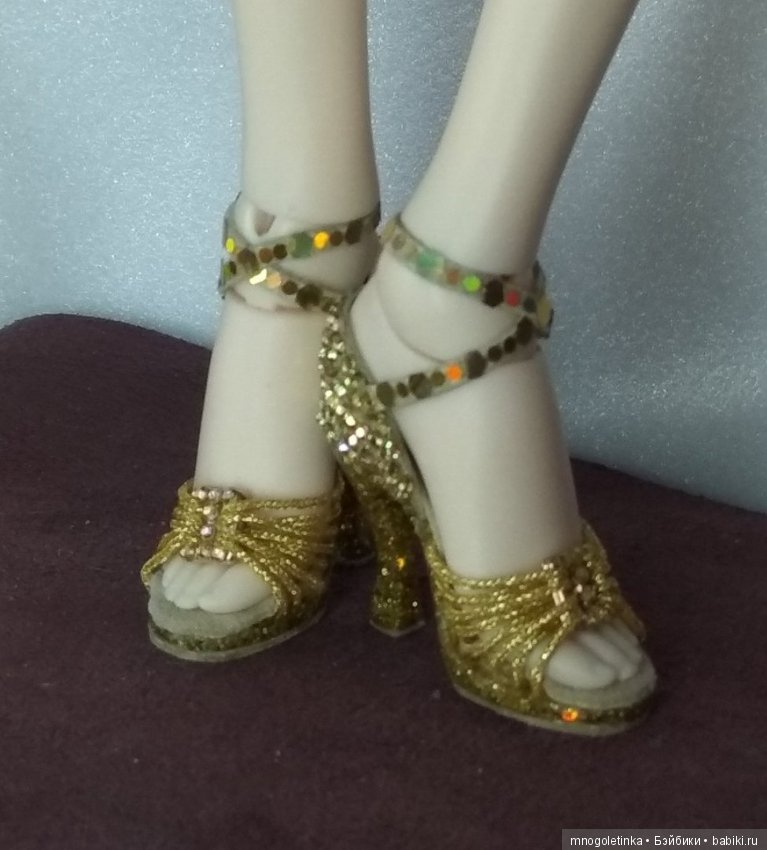 Сверкающие босоножки на стройной ножке (фото 7)