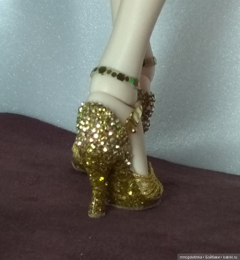 Сверкающие босоножки на стройной ножке (фото 2)