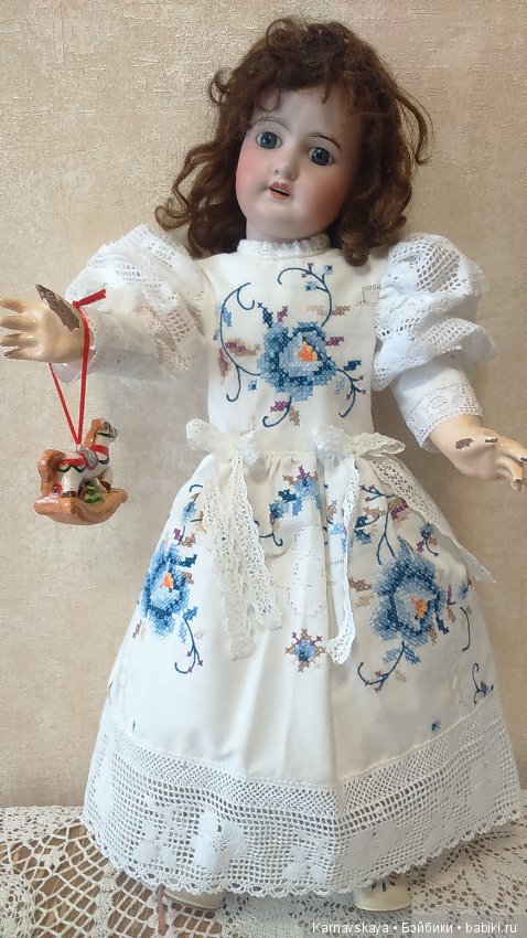 Недавние работы-платья из винтажных вышитых салфеток (фото 10)