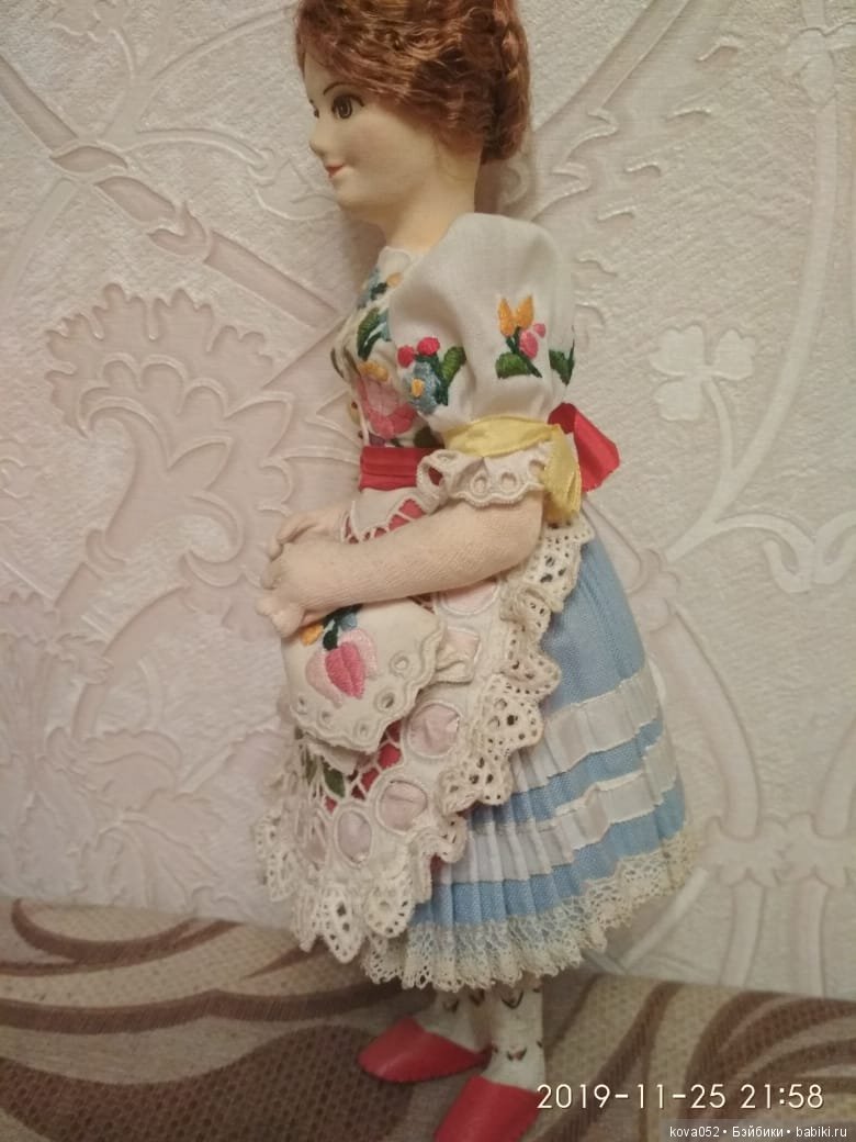 Помогите определить что за кукла? ей более 100 лет (фото 3)