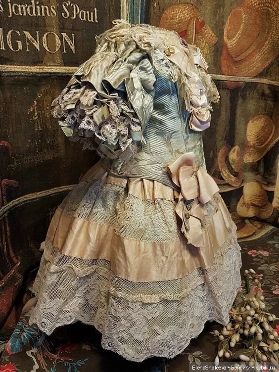 Продолжаются поиски фасона платья