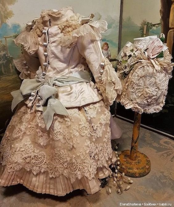 Продолжаются поиски фасона платья