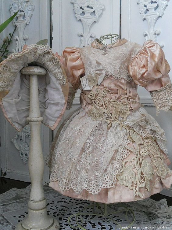 Продолжаются поиски фасона платья