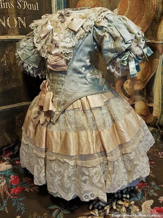 Продолжаются поиски фасона платья