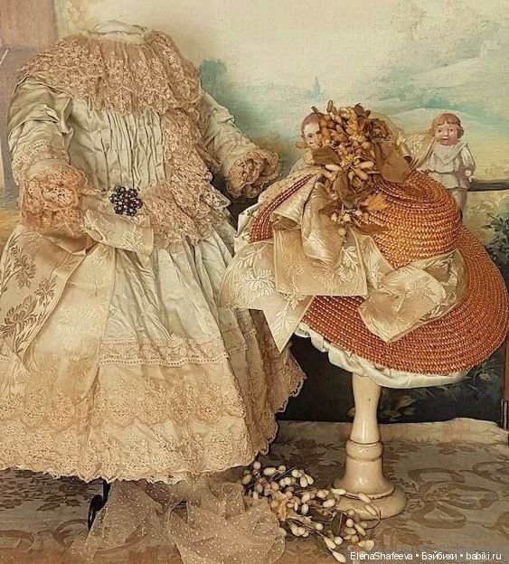 Продолжаются поиски фасона платья