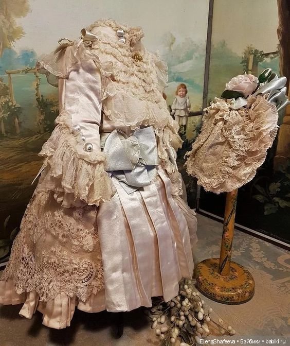 Продолжаются поиски фасона платья