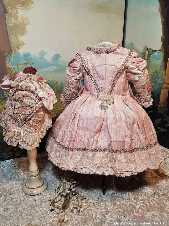 Продолжаются поиски фасона платья