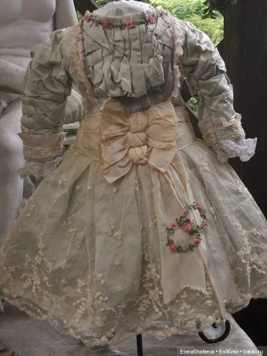 Продолжаются поиски фасона платья