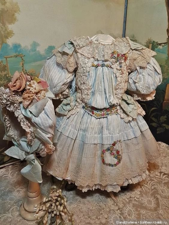 Продолжаются поиски фасона платья