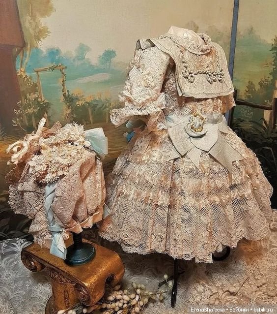 Продолжаются поиски фасона платья